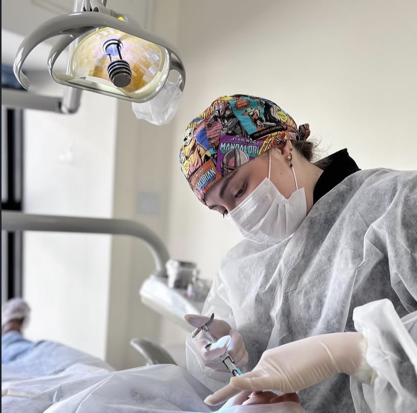 Dra. Angelica Vaitsman durante um procedimento no consultório